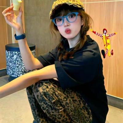 9顶假发的女孩