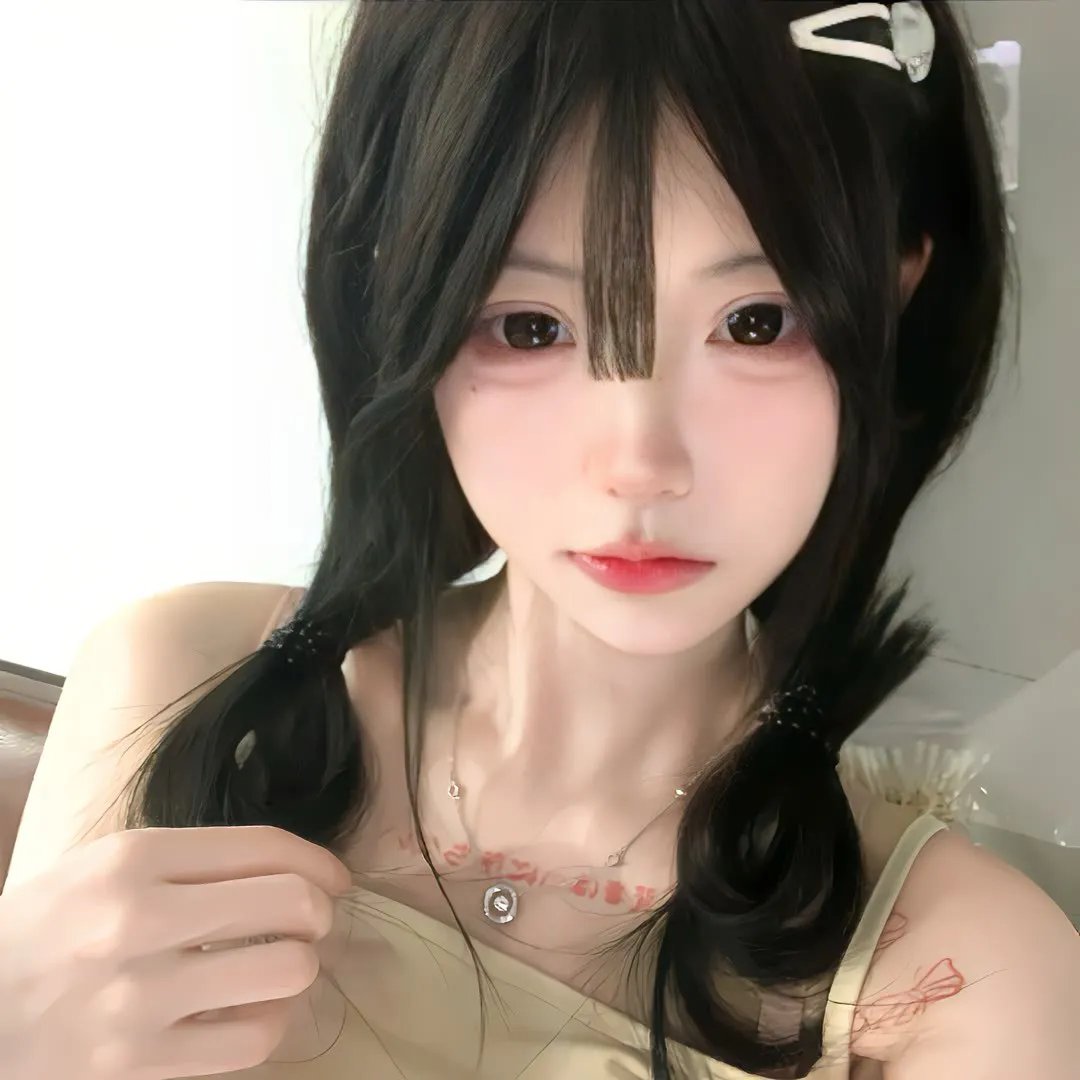 女生向前走